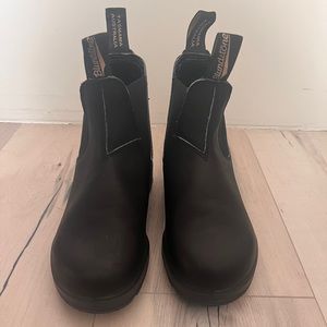 Black blundstones, W5